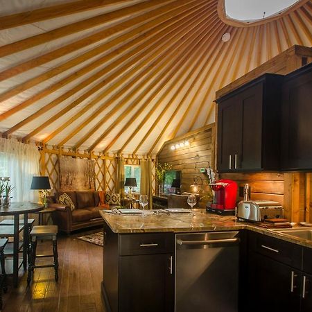 Villa Spring Ridge Luxury Yurt - Creekside Glamping With Private Hot Tub Topton Exterior foto