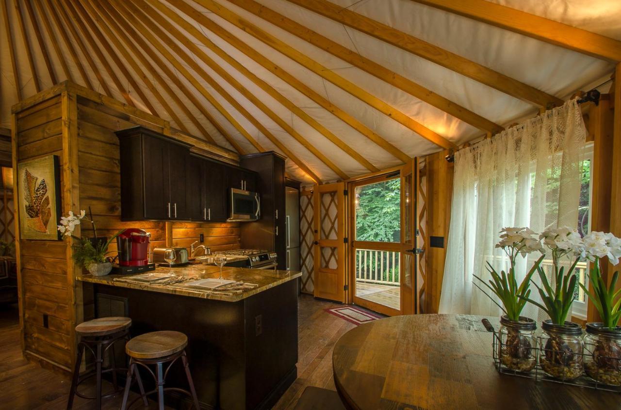 Villa Spring Ridge Luxury Yurt - Creekside Glamping With Private Hot Tub Topton Exterior foto